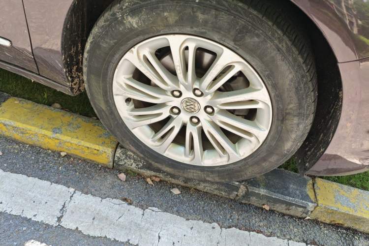 Used Buick LaCrosse 2016 20T Elite Edition Right Front Wheel Hub