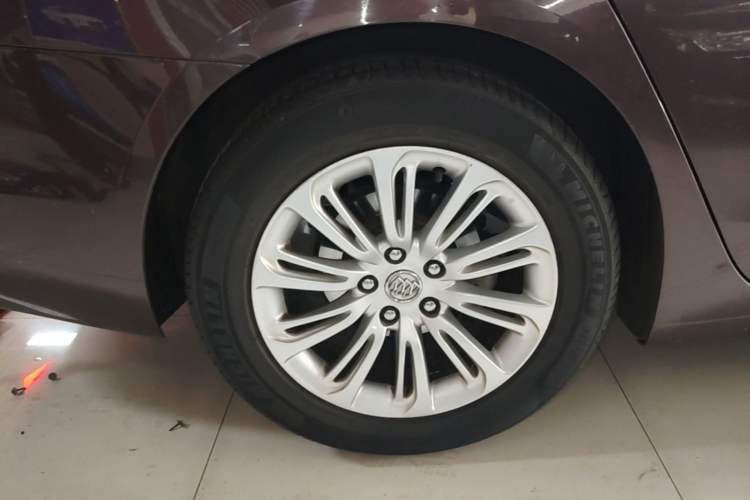 Used Buick LaCrosse 2016 20T Luxury Model Right Rear Wheel Hub