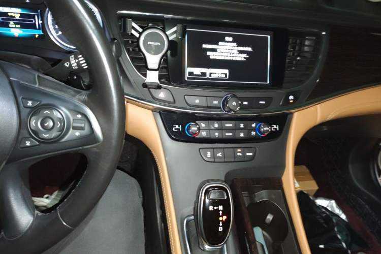 Used Buick LaCrosse 2016 28T Premium Edition Audio And AC Panel