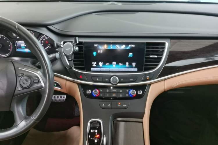 Used Buick LaCrosse 2016 28T Premium Edition Audio And AC Panel