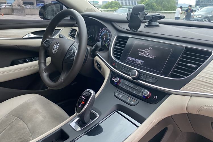 Used Buick LaCrosse 2016 30H Luxury Version Interior 4