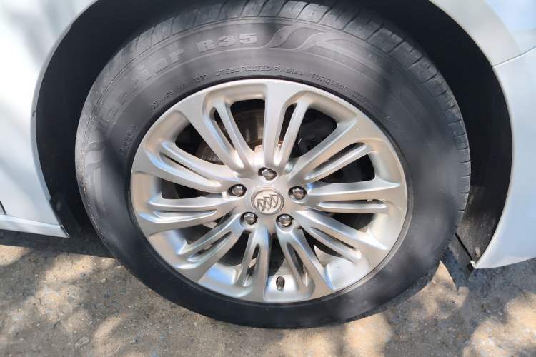 Used Buick LaCrosse 2016 20T Luxury Model Right Front Wheel Hub