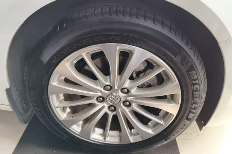 Used Buick LaCrosse 2016 Revised Version 28T Elite Edition Right Front Wheel Hub