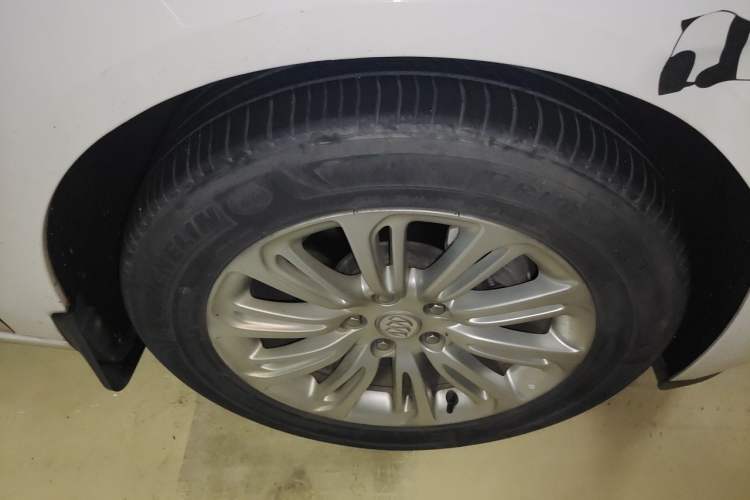Used Buick LaCrosse 2016 20T Elite Edition Right Front Wheel Hub
