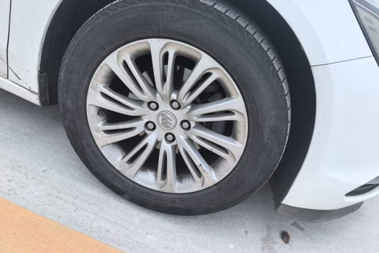 Used Buick LaCrosse 2016 20T Elite Edition Right Front Wheel Hub