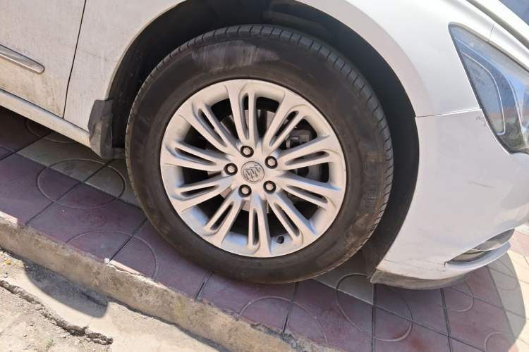 Used Buick LaCrosse 2016 20T Elite Edition Right Front Wheel Hub