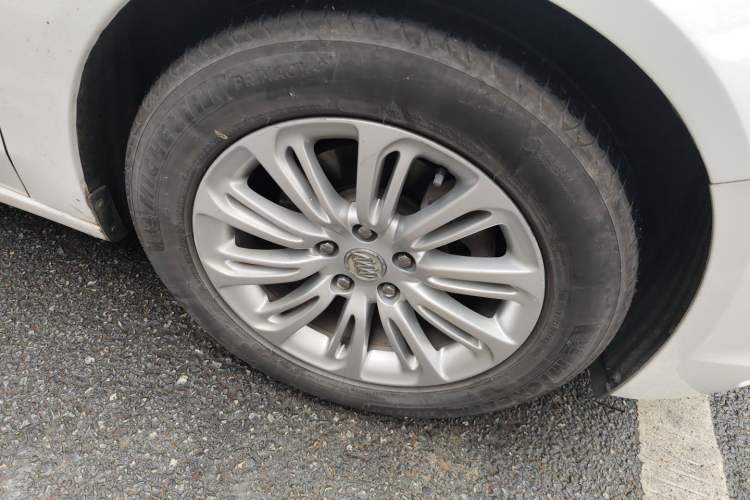 Used Buick LaCrosse 2016 20T Elite Edition Right Front Wheel Hub