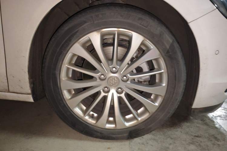 Used Buick LaCrosse 2016 28T Premium Edition Right Front Wheel Hub