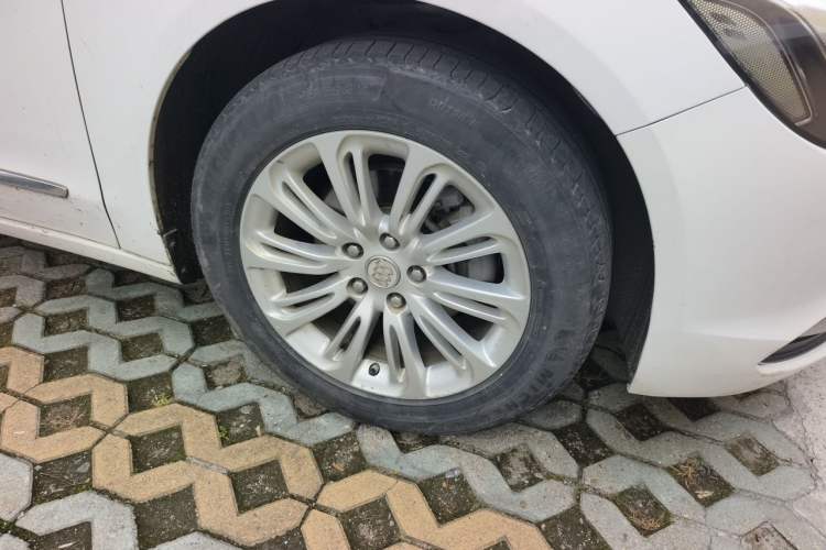 Used Buick LaCrosse 2016 20T Elite Edition Right Front Wheel Hub