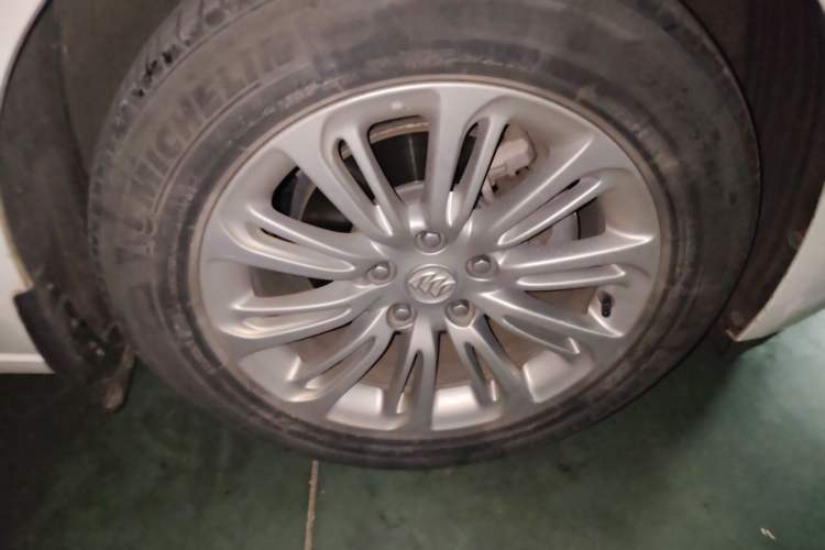 Used Buick LaCrosse 2016 20T Luxury Model Right Front Wheel Hub