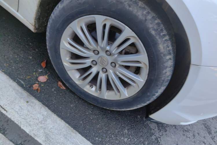 Used Buick LaCrosse 2016 20T Elite Edition Right Front Wheel Hub