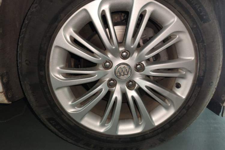 Used Buick LaCrosse 2016 20T Elite Edition Right Front Wheel Hub
