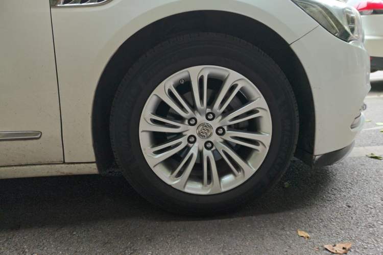 Used Buick LaCrosse 2016 20T Elite Edition Right Front Wheel Hub