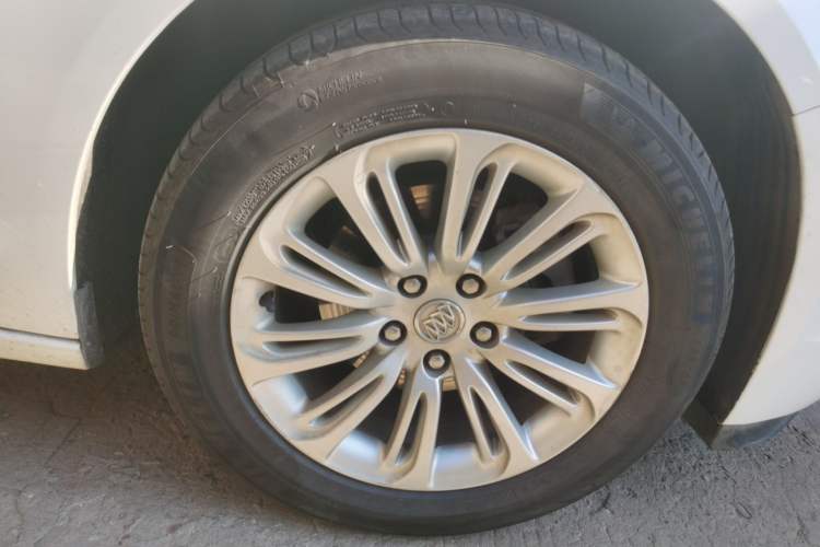 Used Buick LaCrosse 2016 30H Elite Edition Right Front Wheel Hub