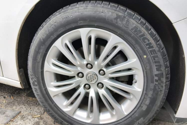 Used Buick LaCrosse 2016 20T Elite Edition Right Front Wheel Hub