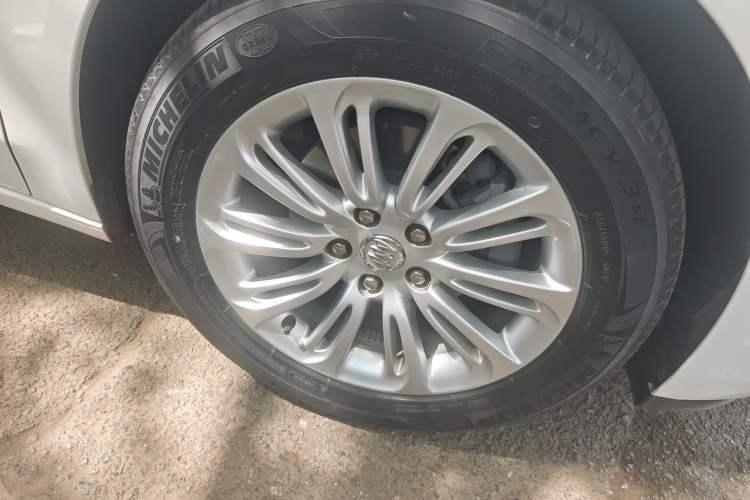 Used Buick LaCrosse 2016 20T Elite Edition Right Front Wheel Hub