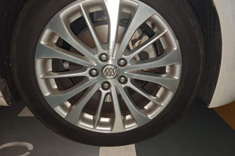 Used Buick LaCrosse 2016 28T Luxury Version Right Front Wheel Hub