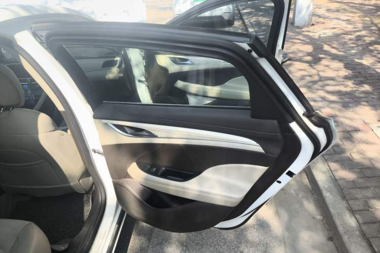 Used Buick LaCrosse 2016 30H Luxury Version Right Rear Door Interior
