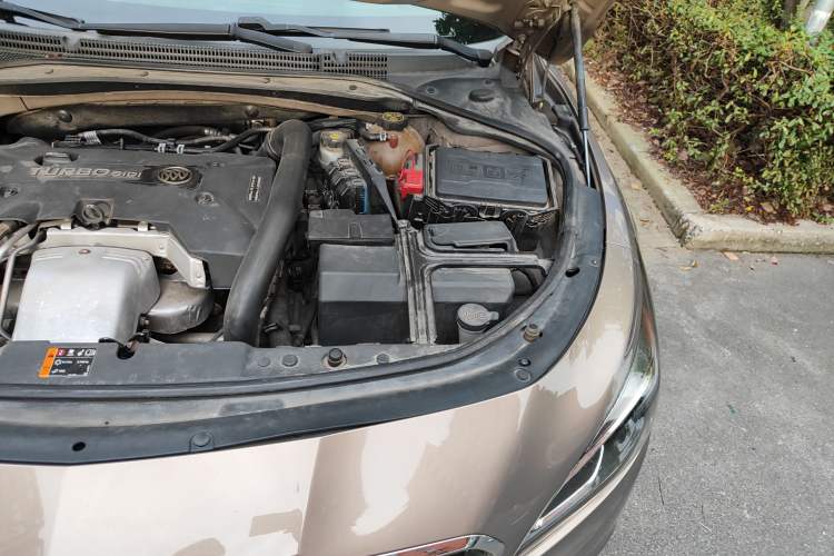 Used Buick LaCrosse 2016 28T Luxury Version Engine Bay Left