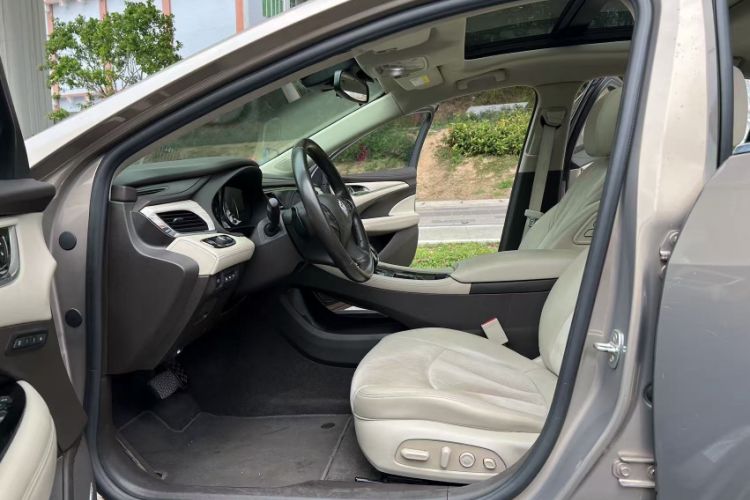 Used Buick LaCrosse 2016 30H Luxury Version Interior 4