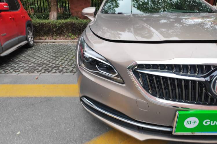 Used Buick LaCrosse 2016 28T Luxury Version Right Front Headlight