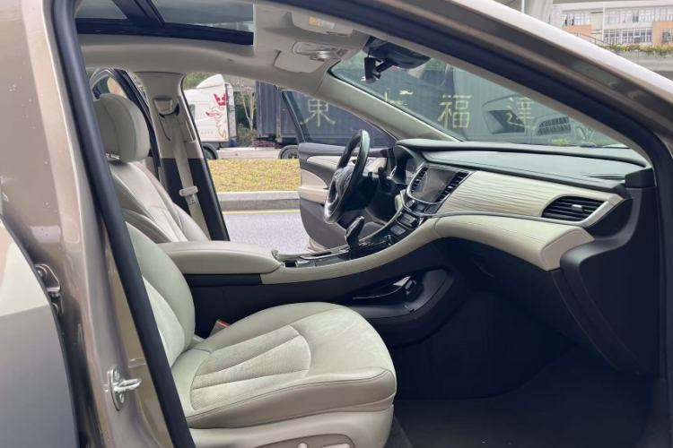 Used Buick LaCrosse 2016 30H Luxury Version Right Front Seat