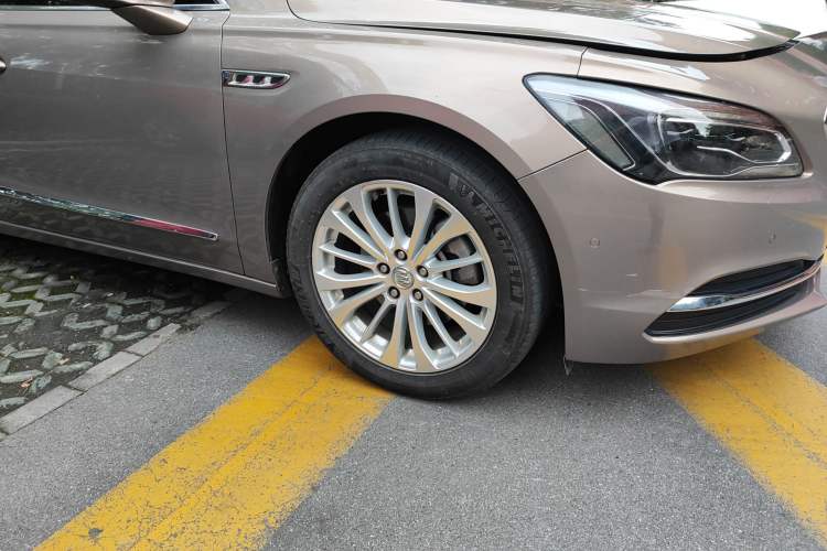 Used Buick LaCrosse 2016 28T Luxury Version Right Front Wheel Hub