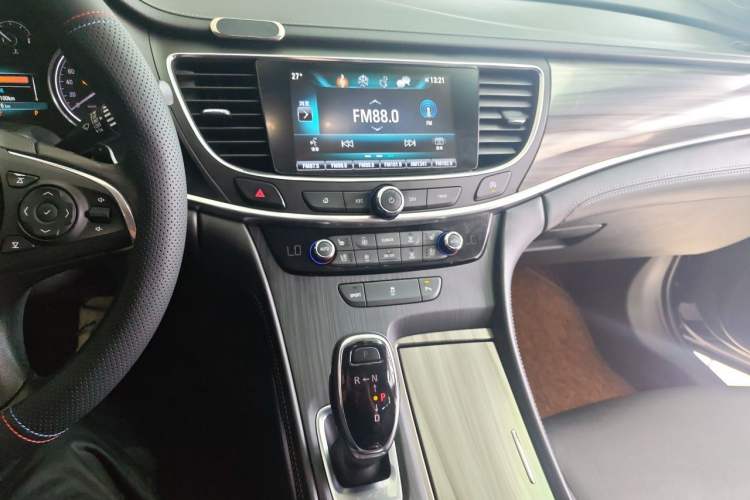 Used Buick LaCrosse 2018 20T Elite Edition Audio And AC Panel