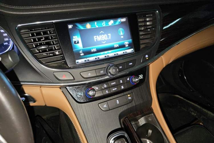 Used Buick LaCrosse 2018 28T Elite Edition Audio And AC Panel