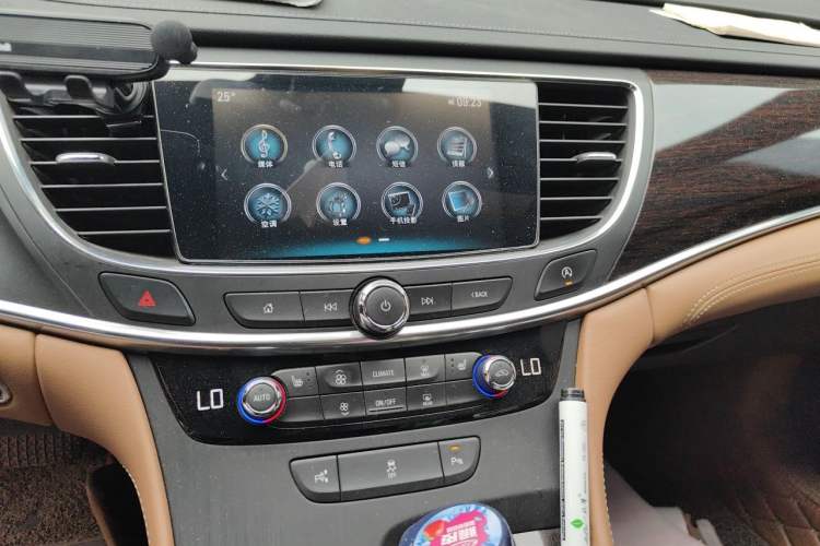 Used Buick LaCrosse 2018 28T Elite Edition Audio And AC Panel