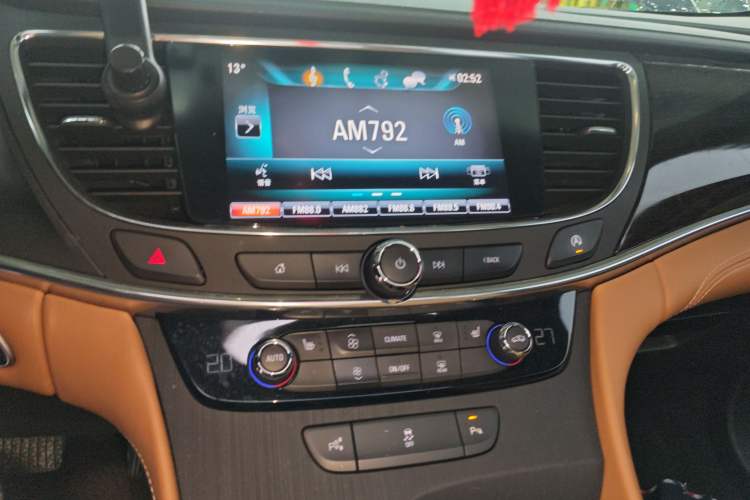 Used Buick LaCrosse 2018 28T Elite Edition Audio And AC Panel