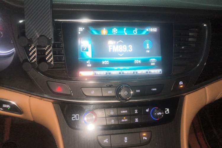 Used Buick LaCrosse 2018 28T Elite Edition Audio And AC Panel