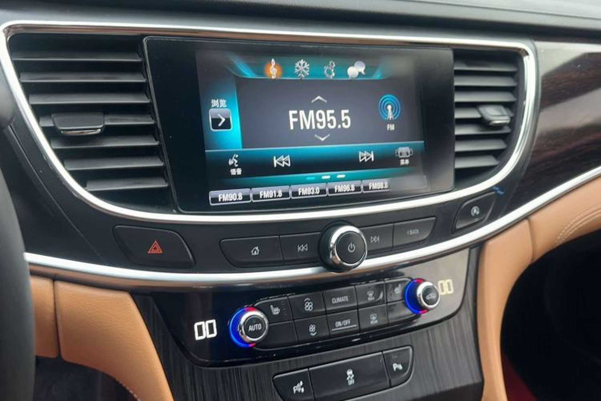Used Buick LaCrosse 2018 28T Elite Edition Audio And AC Panel