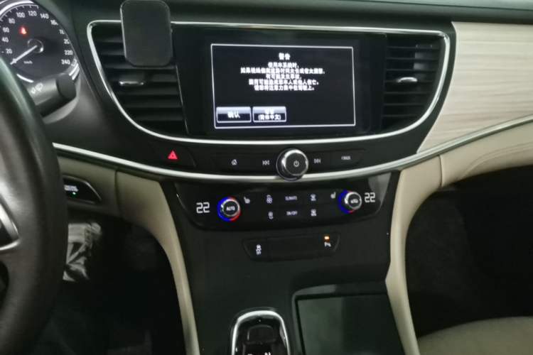 Used Buick LaCrosse 2018 30H Elite Edition Audio And AC Panel