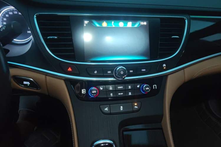 Used Buick LaCrosse 2018 28T Elite Edition Audio And AC Panel