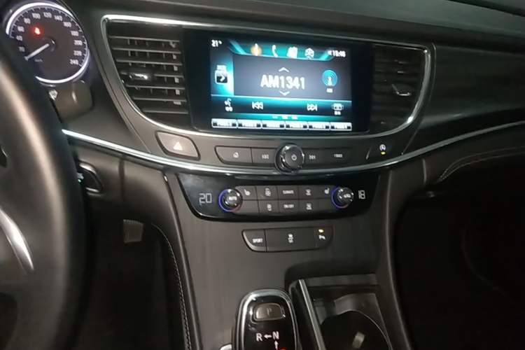 Used Buick LaCrosse 2018 20T Leading Model Audio And AC Panel