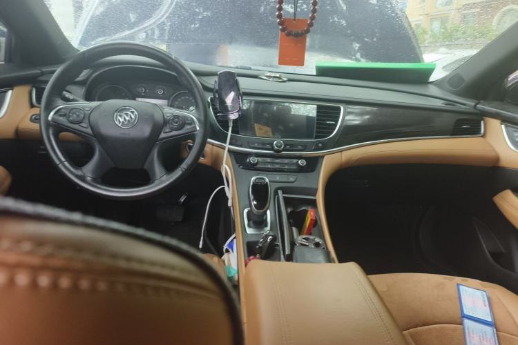 Used Buick LaCrosse 2018 28T Elite Edition Center Console