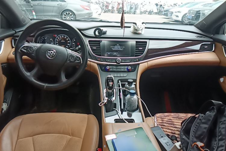 Used Buick LaCrosse 2018 28T Luxury Model Center Console