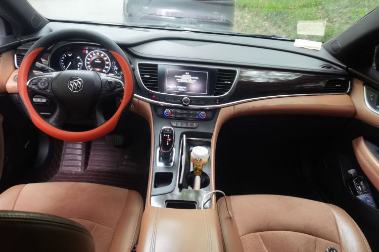 Used Buick LaCrosse 2018 28T Luxury Model Center Console