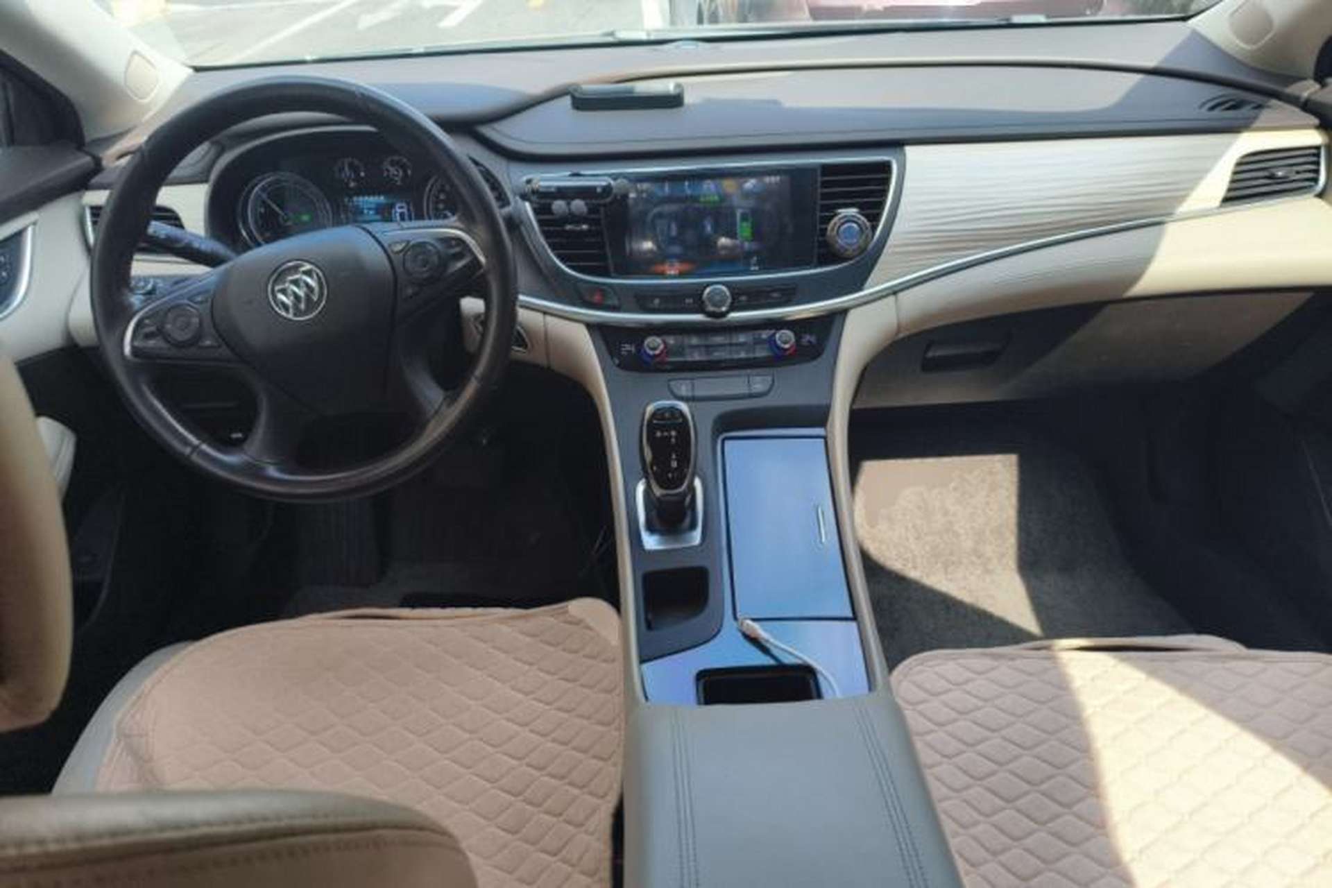 Used Buick LaCrosse 2018 30H Elite Edition Center Console
