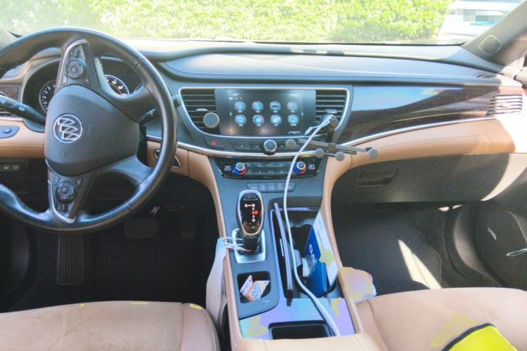 Used Buick LaCrosse 2018 28T Luxury Model Center Console