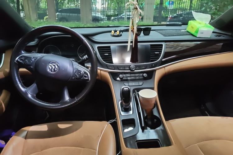 Used Buick LaCrosse 2018 28T Elite Edition Center Console