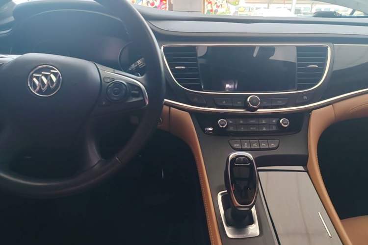 Used Buick LaCrosse 2018 20T Luxury Model Center Console