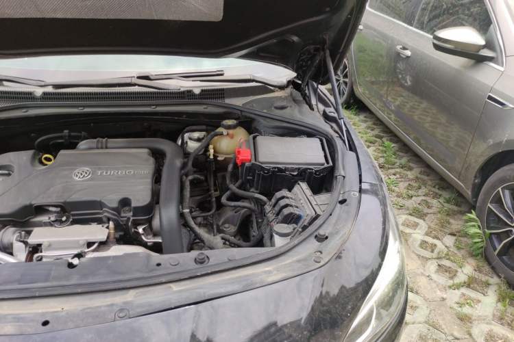 Used Buick LaCrosse 2018 20T Luxury Model Engine Bay Left