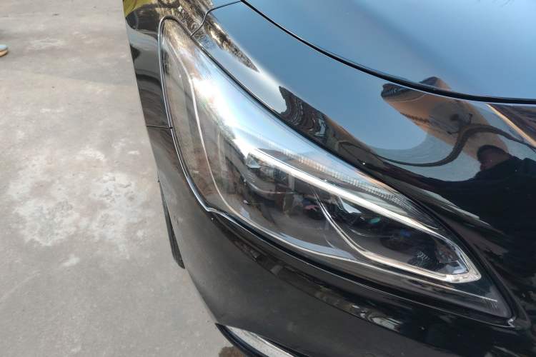 Used Buick LaCrosse 2018 28T Luxury Model Exterior 3