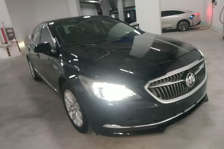 Used Buick LaCrosse 2018 20T Leading Model Front Right 45 Deg