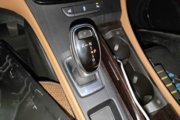Used Buick LaCrosse 2018 28T Elite Edition Gear Lever
