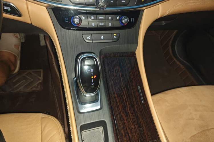 Used Buick LaCrosse 2018 28T Elite Edition Gear Lever