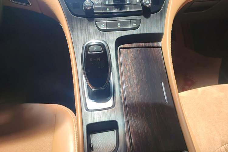 Used Buick LaCrosse 2018 28T Elite Edition Gear Lever