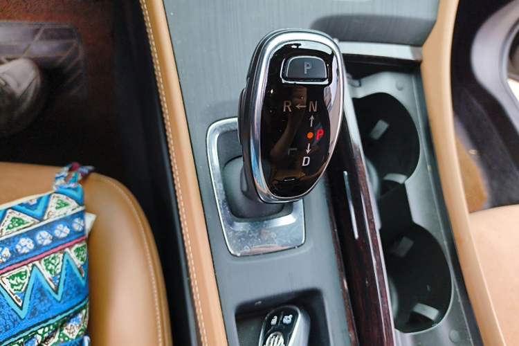Used Buick LaCrosse 2018 28T Elite Edition Gear Lever